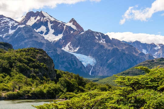 Paisaje panor&aacute;mico del Monte Fitz Roy y el Glaciar Piedras Blancas con bosque nativo de lengas, Parque Nacional Los Glaciares, El Chalt&eacute;n, Patagonia Argentina