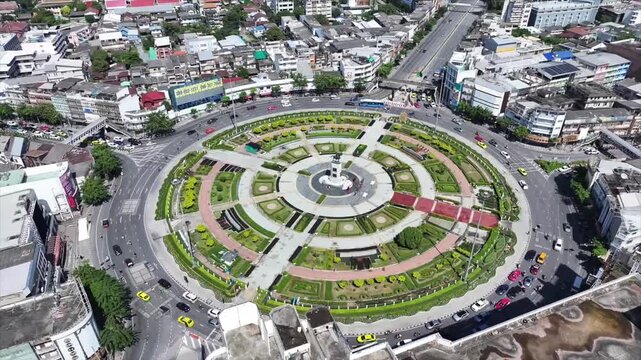Wongwian Yai roundabout with traffic circulating around King Taksin monument and central park within urban layout.