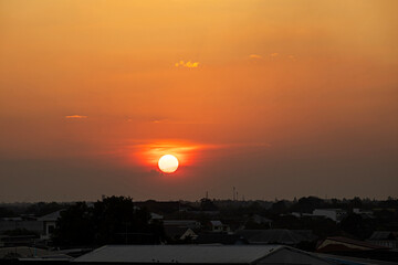 Obraz premium Golden hour sunset glow over urban city rooftops at twilight