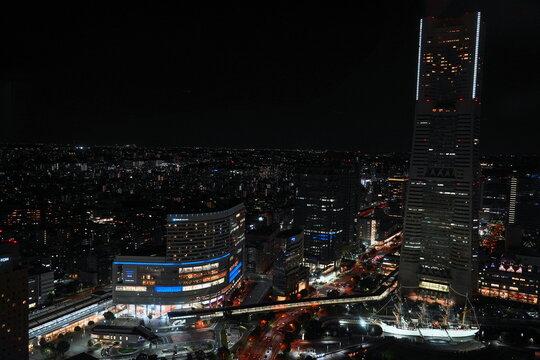 横浜みなとみらいの壮大な夜景 高層ビル群と煌めく街並みが美しい ランドマークタワーと帆船日本丸が輝き都市の活気と光に満ちた風景