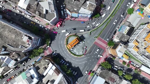 Odeon Circle with Chinatown gate and traffic moving through roundabout, connect surrounding buildings within Yaowarat district.