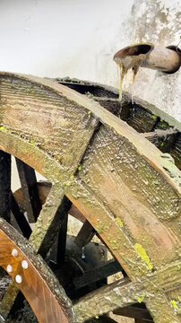  Ancienne roue &agrave; eau en bois avec mousse et tuyau en bambou