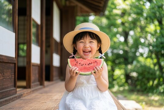 縁側でスイカを食べる女の子 麦わら帽子と夏休み