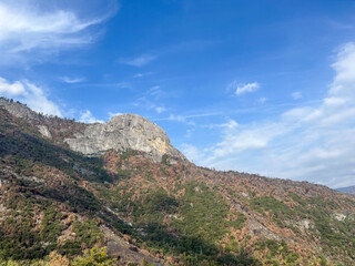 Naklejka premium Mountain landscape under blue sky in Yosemite National Park