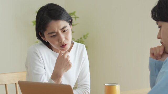 悩む男女
