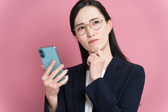 スマートフォンを操作るビジネスウーマン　ビジネスイメージ