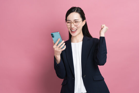スマートフォンを操作るビジネスウーマン　ビジネスイメージ