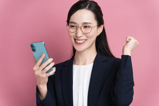 スマートフォンを操作るビジネスウーマン　ビジネスイメージ