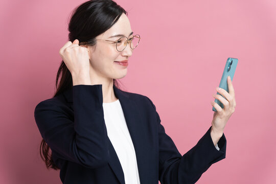 スマートフォンを操作るビジネスウーマン　ビジネスイメージ