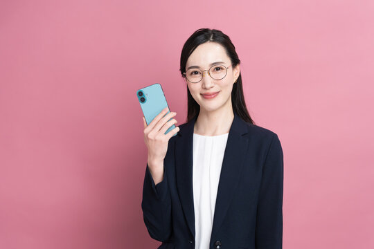 スマートフォンを操作るビジネスウーマン　ビジネスイメージ