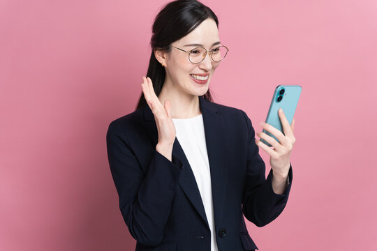 スマートフォンを操作るビジネスウーマン　ビジネスイメージ