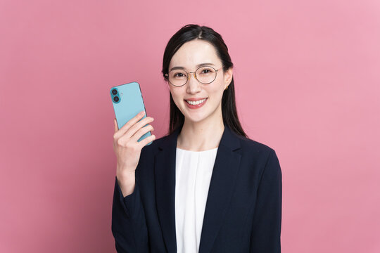 スマートフォンを操作るビジネスウーマン　ビジネスイメージ
