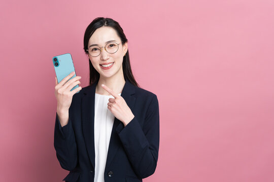 スマートフォンを操作るビジネスウーマン　ビジネスイメージ