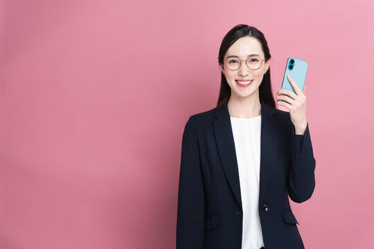 スマートフォンを操作るビジネスウーマン　ビジネスイメージ