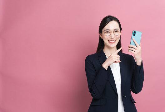 スマートフォンを操作るビジネスウーマン　ビジネスイメージ