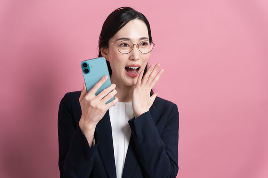 ビジネススーツを着た若い女性　ビジネスイメージ