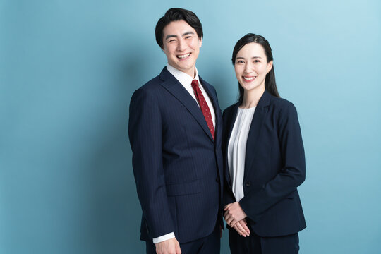 ビジネススーツを着た若い男女　ビジネスイメージ