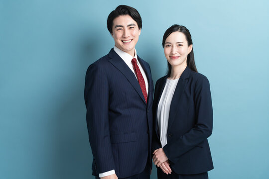 ビジネススーツを着た若い男女　ビジネスイメージ