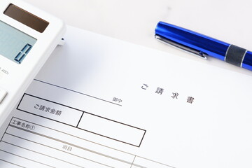 請求書 - 取引先へ宛てて請求書を準備する、ビジネスシーンのイメージ  © PJM
