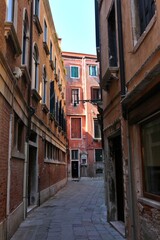 Fototapeta premium An alley in the San Marco district of Venice, Italy