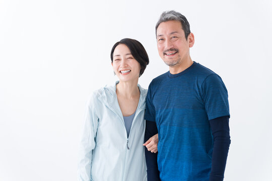 スポーツウェアを着たミドル夫婦