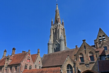 Fototapeta premium Bruges, la torre campanaria della Chiesa di Nostra Signora (Onze-Lieve-Vrouwekerk), Fiandre, Belgio