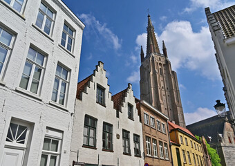 Obraz premium Bruges, case, strade e canali nella città delle e Bruges, la torre campanaria della Chiesa di Nostra Signora (Onze-Lieve-Vrouwekerk), Fiandre, Belgio