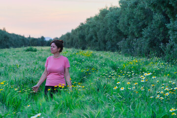 Naklejka premium Woman enjoys a walk in some cereal fields