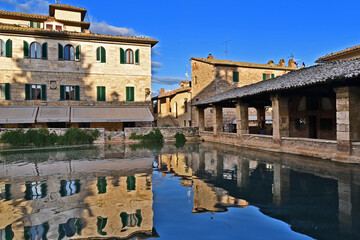 Obraz premium Bagno Vignoni, l'antico borgo e la famosa piscina termale, Siena, Val d'Orcia, Toscana