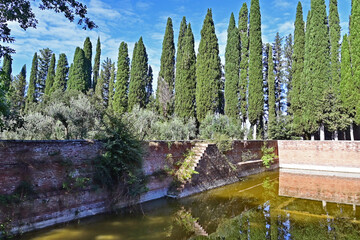 Obraz premium Asciano, il parco e la peschiera dell'Abbazia di Monte Oliveto Maggiore, Siena, Toscana