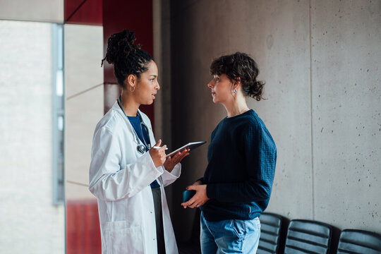Patient discussing doctor on visit at hospital