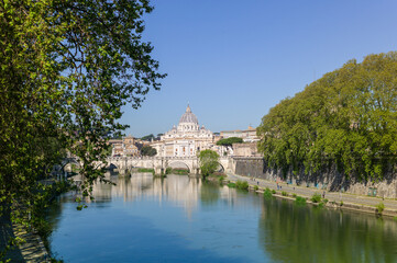 Fototapeta premium Basilique Saint Pierre de Rome et le Pont Sant'Angelo vus depuis les berges du Tibre