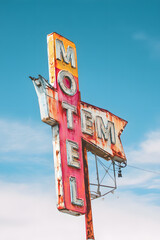 Obraz premium Retro motel sign under clear sky