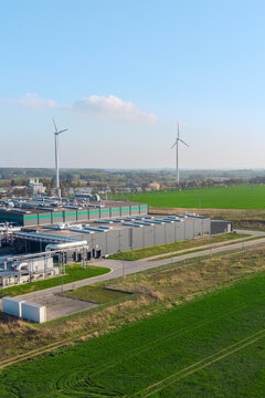 Large scale server infrastructure using renewable resources