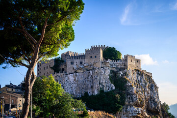 Obraz premium Caccamo. Sicily between land and sea. An ancient castle and fortified village.