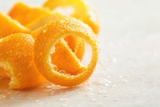 Macro d&rsquo;&eacute;corce d&rsquo;orange avec gouttes p&eacute;tillantes
