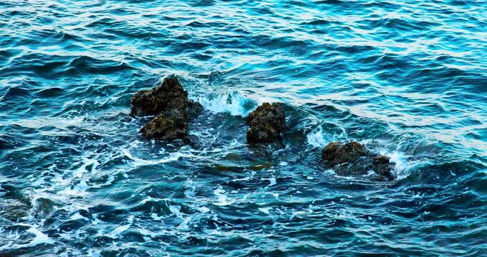 Movimento del mare con onde sugli scogli 