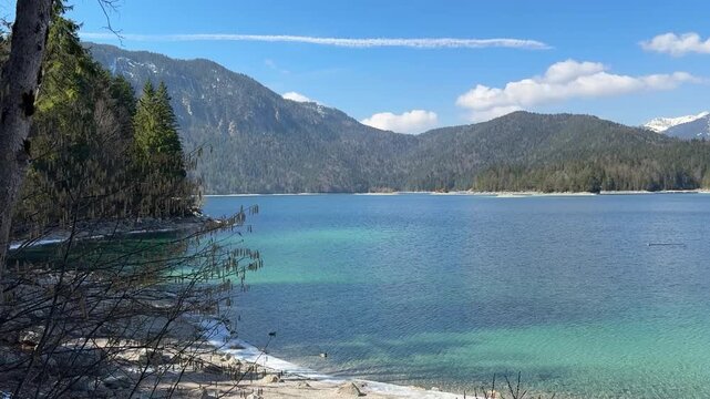 Lago con acqua cristallina in Baviera (Germania)