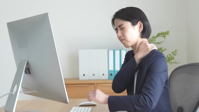 肩を回す女性