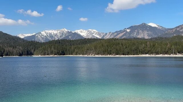 Lago con montagne innevate tedesche