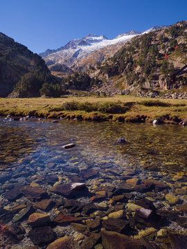Paisaje del Plan de Aigualluts con aguas cristalinas y el pico Aneto al fondo