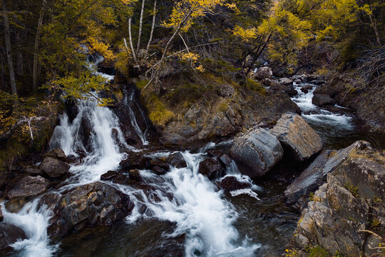 Paisaje oto&ntilde;al con cascada y r&iacute;o bravo en las Gorgas de Alba, Pirineos