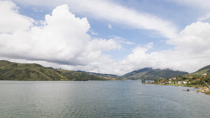 Obraz premium Calima lake reservoir with lush green mountains