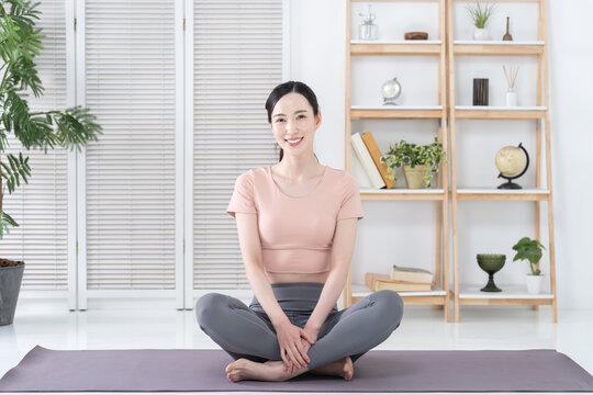 家でヨガをする女性