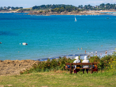 banc et couple surplombant le panorama de la grande plage de Lancieux