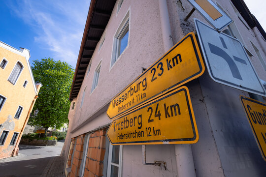 Wegweiser nach Wasserburg am Inn und Trostberg