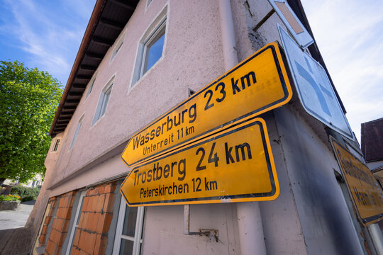 Wegweiser nach Wasserburg am Inn und Trostberg