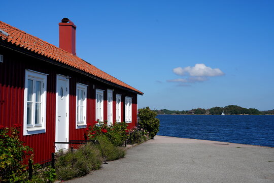 Typisches schwedisches Haus, Holzhaus, rot, wei&szlig;,  schwedisch, zuhause, Karlskrona, Schweden, Skandinavien, Europa, Fenster, Sommer, Urlaub