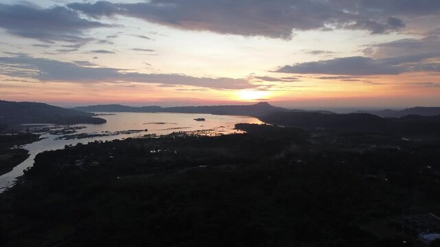 Pemandangan Matahari Terbenam yang Indah di Atas Danau dan Pegunungan dari Ketinggian
