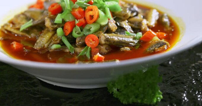 Spicy Braised Loach Segments with Red Oil and Green Peppers